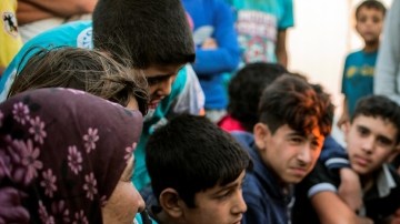 La enviada especial de las Naciones Unidas para los Refugiados, Angelina Jolie, habla con los refugiados sirios en un campamento  jordano.