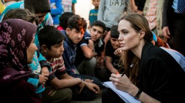 La enviada especial de las Naciones Unidas para los Refugiados, Angelina Jolie, habla con los refugiados sirios en un campamento  jordano.