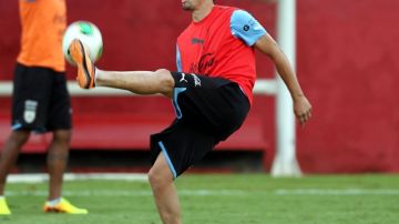 Gastón Ramírez controla la pelota en la práctica que la selección de Uruguay realió ayer en la ciudad de Salvador.