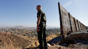 Un agente de la Patrulla Fronteriza vigila en el límite entre EEUU y México, en el área de Tijuana.Tanto en el el Senado como en la Cámara Baja, el control fronterizo domina el debate para la reforma migratoria.