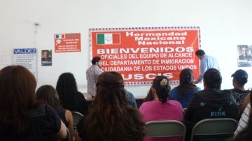 Un grupo de personas acudió a una sesión informativa sobre ciudadanía el sábado, 15 de junio, en la sede de Hermandad Mexicana de Fontana.