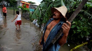 El residente Benito García Velásquez observa la inundación en su vecindario  en la zona de Veracruz.
