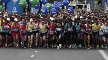 Miles de atletas asisten a maratones celebrados en los Estados Unidos.