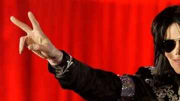 Una pregunta que duró 17 minutos durante el juicio  de la madre de Jackson contra AEG Live LLC ha alargado el proceso..