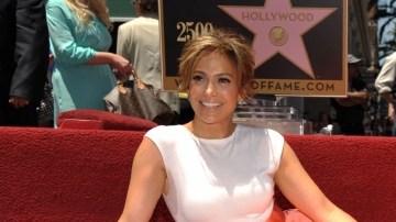Jennifer López recibe la  estrella 2,500 del Paseo de la Fama de Hollywood.