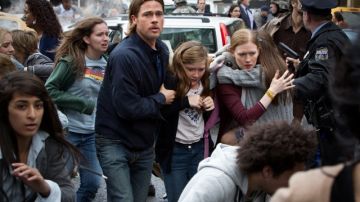 Brad Pitt (centro), rodeado de su familia durante uno de los ataques de los zombies.