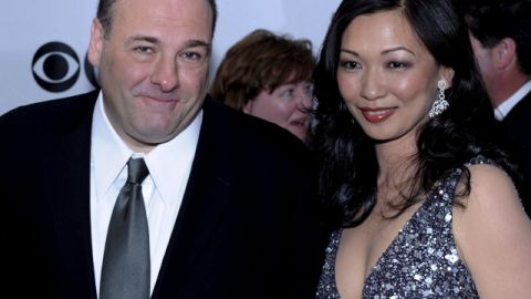 Esta fotografía de 2009, se ve  al James Gandolfini con su esposa Deborah Lin.