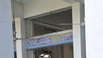 Cuerpos de emergencia inspeccionan el sitio de la explosión.