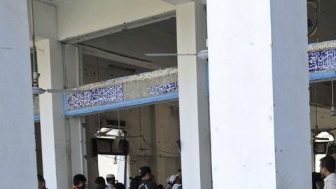 Cuerpos de emergencia inspeccionan el sitio de la explosión.