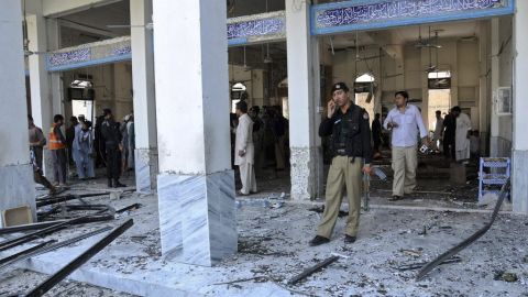 Cuerpos de emergencia inspeccionan el sitio de la explosión.