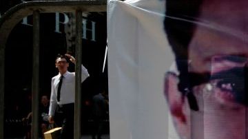 Snowden  fue acusado de espionaje, robo y conversión de propiedad gubernamental.