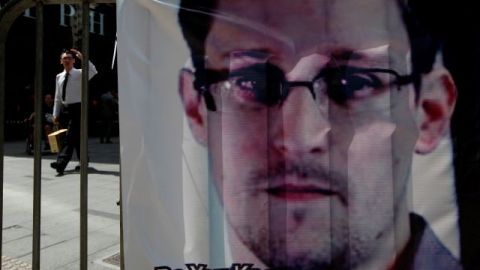 Snowden fue acusado de espionaje, robo y conversión de propiedad gubernamental.