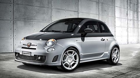 Fiat 500 Abarth, en la imagen, desarrolla menos potencia que MINI John Cooper, pero rebasa en diseño