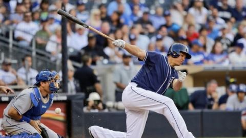 Will Venable de Padres de San Diego, se poncha por cuarta vez y el receptor AJ Ellis de los Dodgers atrapa la bola en la novena entrada.