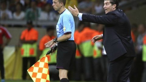 El director técnico de la selección de fútbol de México, Jose Manuel de la Torre (d), da indicaciones desde la banda durante el partido frente a Japón