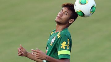 El jugador de la selección brasileña de fútbol Neymar durante un entrenamiento del equipo en el estadio de Pituaçú de Salvador