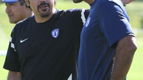 Hugo Sánchez, como timonel del Pachuca, da indicaciones a Paulo Cesar da Silva el 26 de junio del 2012.