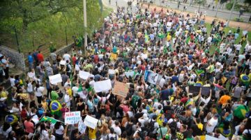 Pequeños grupos de manifestantes volvieron a marchar  en el barrio Barra da Tijuca en Río de Janeiro, aunque con menos intensidad.