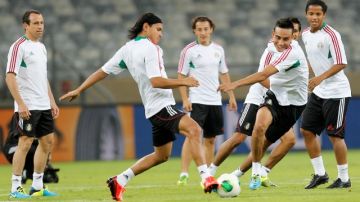 Jugadores de la selección mexicana se relajan en su interescadras al reconocer la cancha del Estadio Mineirao en Belo Horizonte para su duelo de hoy ante los nipones.