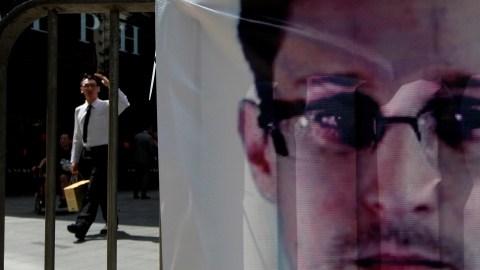 Un cartel enorme en apoyo de  Edward Snowden es desplegado en el centro del distrito de negocios de  Hong Kong, ayer.