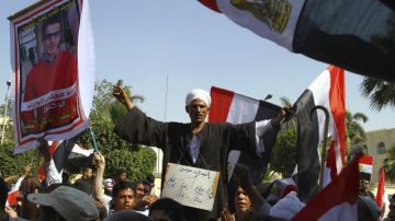 Un opositor del presidente egipcio, Mohamed Morsi, en manifestación, pide que el mandatario renuncie, en El Cairo, ayer.