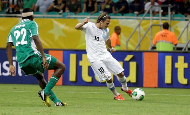 Diego Forlán conecta el balón en una acción  de su juego 100 con Uruguay al enfrentar el jueves a  Nigeria.
