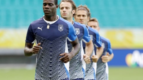 Mario Balotelli encabeza al grupo de italianos que ayer entrenó en Fortaleza de cara a su duelo de hoy contra Brasil.
