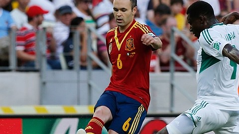 Iniesta activo en el primer tiempo.
