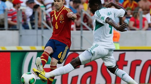 Iniesta activo en el primer tiempo.