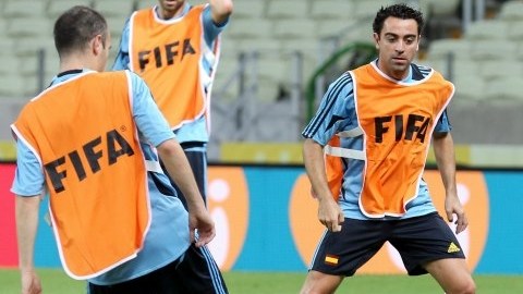 El jugador de la selección española, Xavi Hernández (c), durante el entrenamiento oficial en el Estadio Castelao