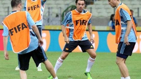 El jugador de la selección española, Xavi Hernández (c), durante el entrenamiento oficial en el Estadio Castelao