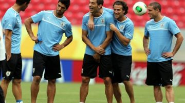 Los jugadores de la selección de Uruguay Andrés Scotti (i), Luis Suárez (2-i), Sebastián Eguren (c), Diego Forlán (2-d) y Diego Pérez (d), hablan durante un entrenamiento
