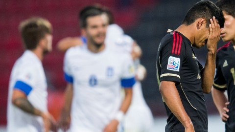 Jesús Corona y Arturo González  se muestran decepcionados tras el gol de los griegos en Gaziantep.