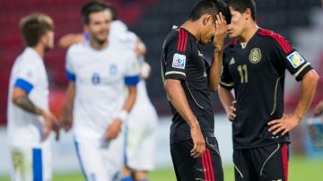 Jesús Corona y Arturo González  se muestran decepcionados tras el gol de los griegos en Gaziantep.