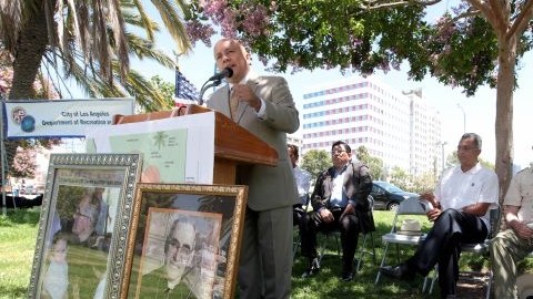 El concejal Ed Reyes se unió a líderes comunitarios y residentes locales durante la ceremonia de inauguración de la Plaza Monseñor Romero en el parque MacArthur en Los Ángeles.