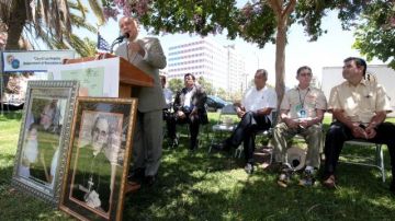 El concejal Ed Reyes se unió a líderes comunitarios y residentes locales durante la ceremonia de inauguración de la Plaza Monseñor Romero en el parque MacArthur en Los Ángeles.