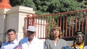 El piloto  Joseph Camacho habla en una conferencia de prensa en Oakland sobre  cómo le ha afectado la demora  en los reclamos de beneficios para veteranos.
