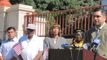 El piloto  Joseph Camacho habla en una conferencia de prensa en Oakland sobre  cómo le ha afectado la demora  en los reclamos de beneficios para veteranos.