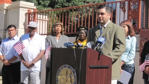 El piloto  Joseph Camacho habla en una conferencia de prensa en Oakland sobre  cómo le ha afectado la demora  en los reclamos de beneficios para veteranos.