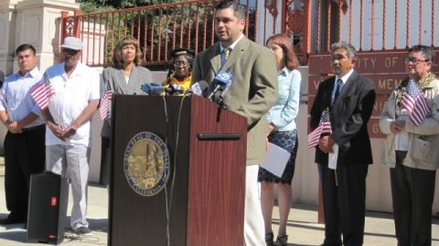 El piloto Joseph Camacho habla en una conferencia de prensa en Oakland sobre cómo le ha afectado la demora en los reclamos de beneficios para veteranos.
