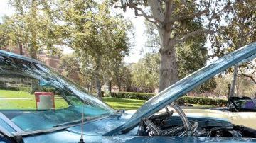 Coches clásicos lowrider se exhiben durante la feria de salud de hombres en el campus de USC. El evento contó con los servicios gratuitos de salud justo, música en vivo, comida y actividades para niños.