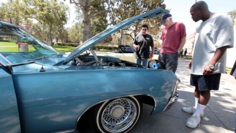 Coches clásicos lowrider se exhiben durante la feria de salud de hombres en el campus de USC. El evento contó con los servicios gratuitos de salud justo, música en vivo, comida y actividades para niños.