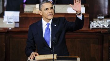 El presidente de Estados Unidos, Barack Obama, saluda a los asistentes antes de pronunciar un discurso en el que incluye el polémico tema de  la reforma migratoria, que en estos días se está debatiendo en el Congreso.