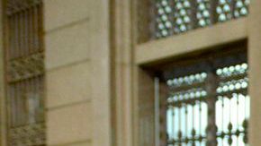 Momento en que personas celebraran el pasado abril dentro del Parlamento en Montevideo, luego que los legisladores legalizaron los matrimonios gay en Uruguay.