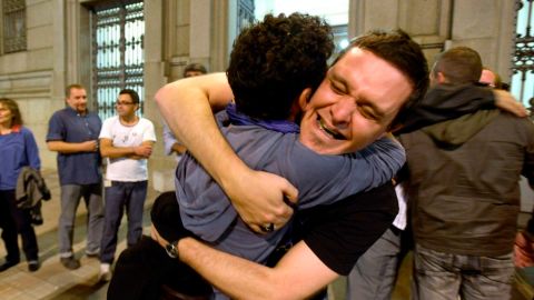 Momento en que personas celebraran el pasado abril dentro del Parlamento en Montevideo, luego que los legisladores legalizaron los matrimonios gay en Uruguay.