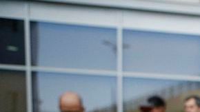 Periodistas permanecen cerca del auto del embajador de Ecuador en Rusia, estacionado fuera del aeropuerto de Moscú, a donde llegó este domingo Edward Snowden.