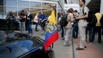 Periodistas permanecen cerca del auto del embajador de Ecuador en Rusia, estacionado fuera del aeropuerto de Moscú, a donde llegó este domingo Edward Snowden.