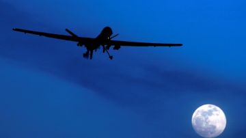 Un avión no tripulado conocido como drone, propiedad de EEUU, sobrevuela la Base Aérea de Kandahar, al sur de Afganistán.