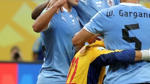Walter Gargano (5) abraza al portero Gilbert Meriel,  de Tahití, al termi- nar ayer el juego en la Arena Pernambuco ante 22,500 aficionados.