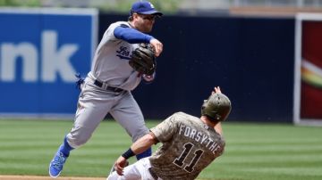 Nick Punto elimina en segunda base a Logan Forsythe, de San Diego, iniciando una doble matanza en el primer inning del juego de ayer.